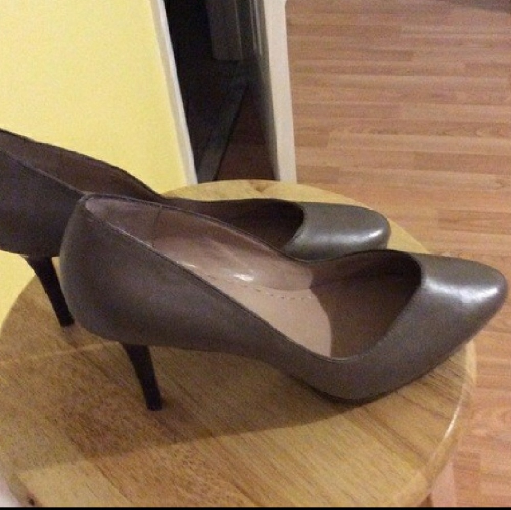 Tahari Flynn pumps